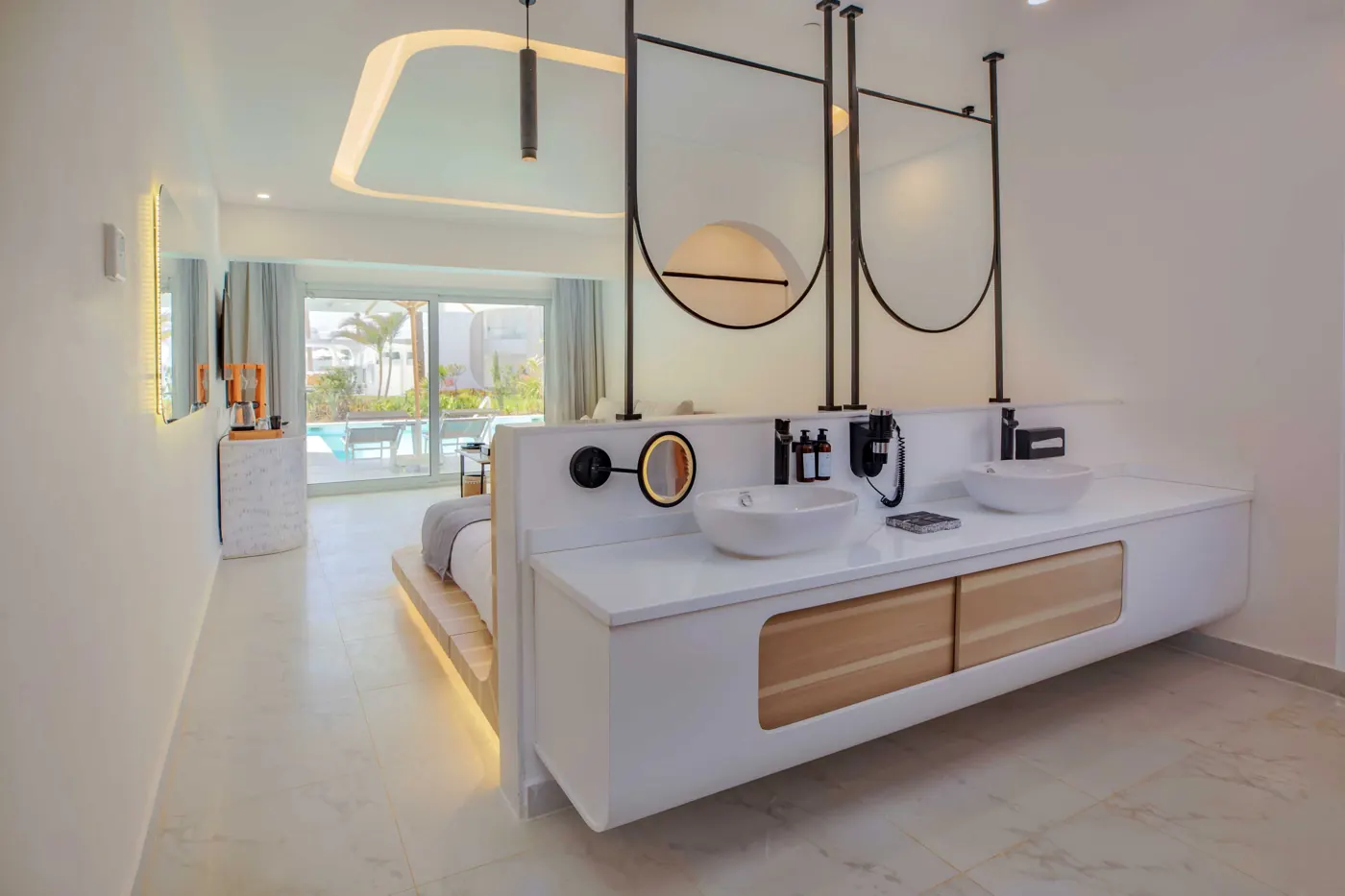 Deluxe Swim-Up Room