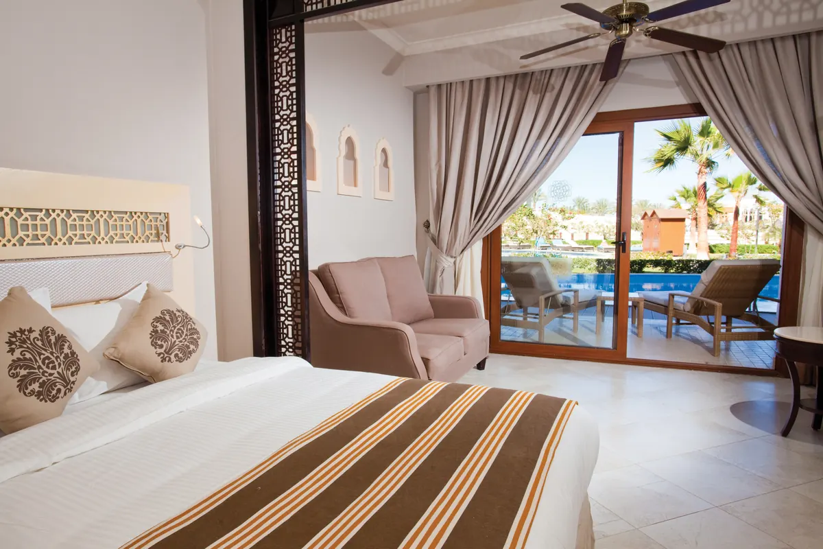 Deluxe Swim-Up Room