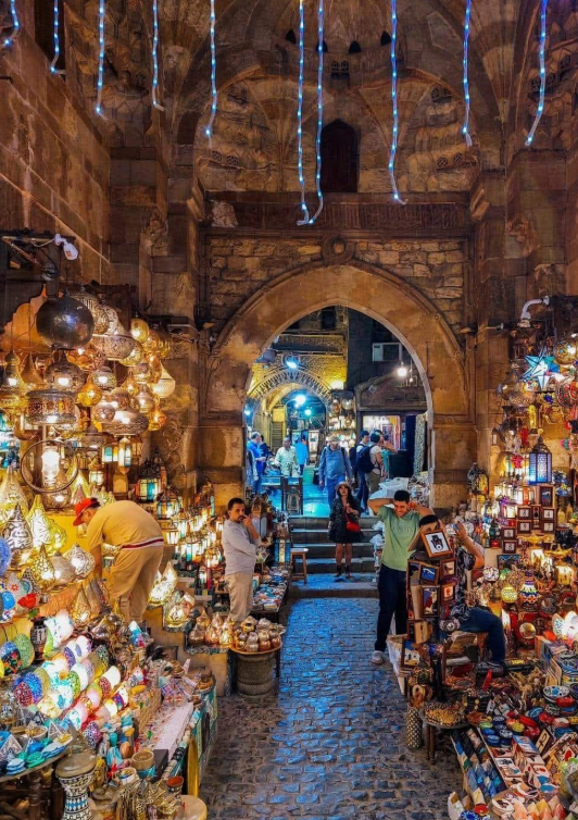 Souk coloré de Khan El Khalili au Caire