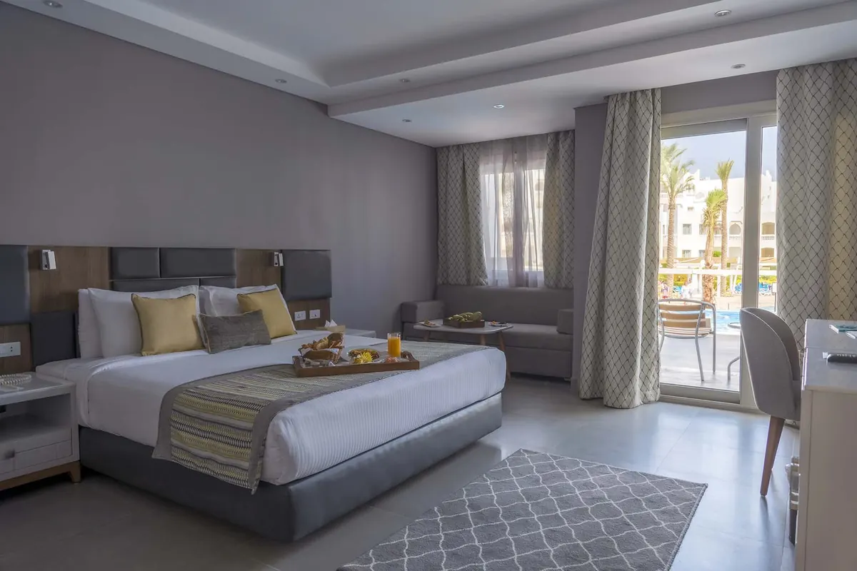 Deluxe Swim-Up Room