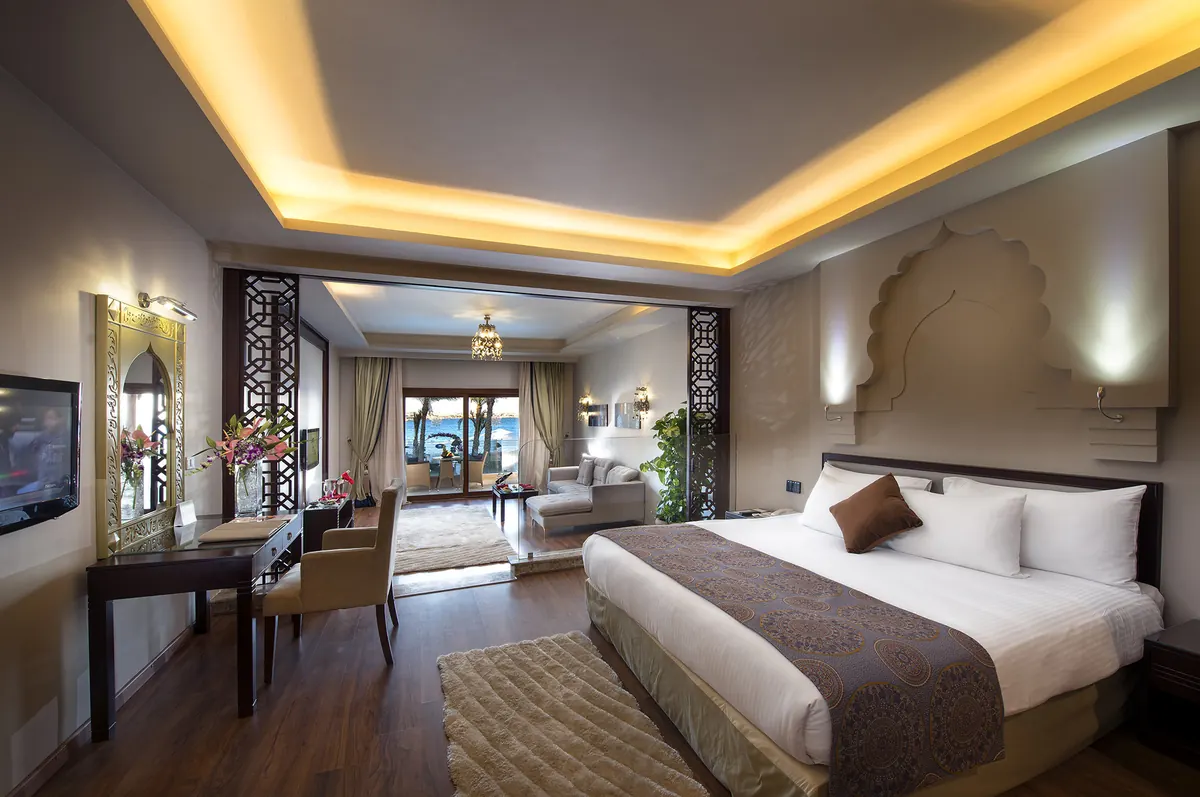 Executive Swim-Up Suite