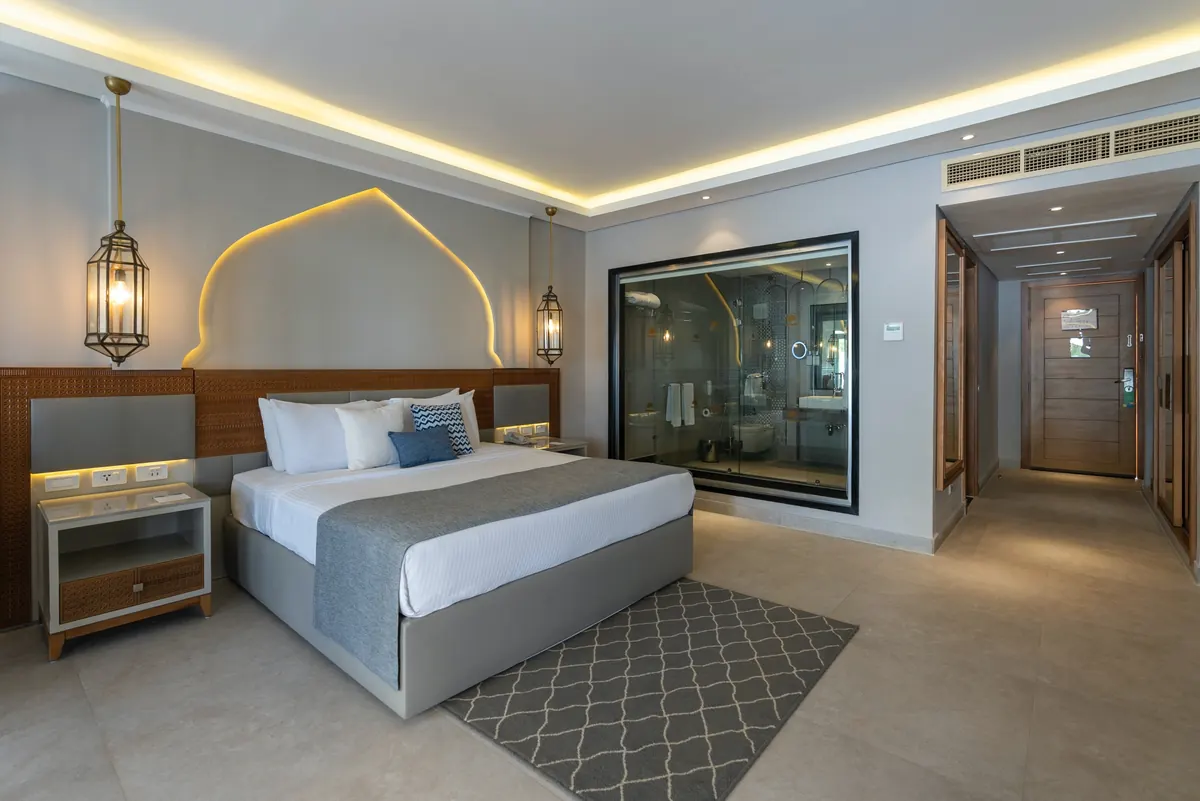 Executive Swim-Up Suite