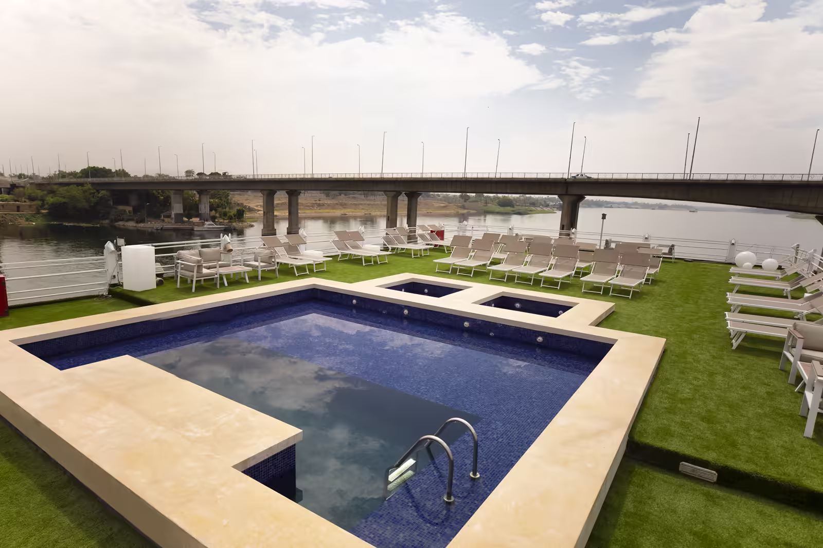 Ivory Sundeck Bar