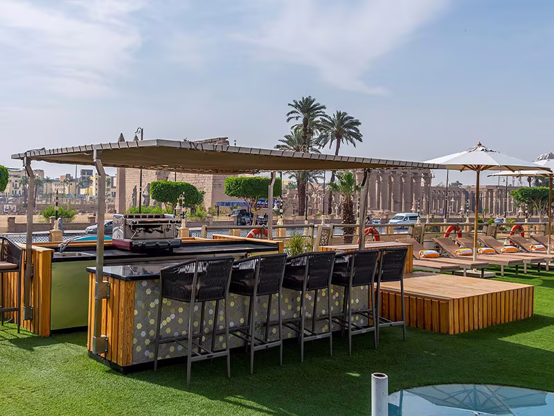 Restaurant & bars